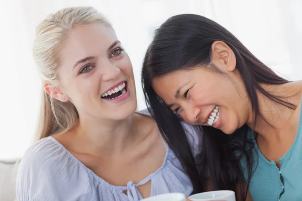 Friends drinking coffee together and laughing — Stock Photo, Image