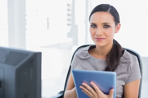 Inhoud aantrekkelijk secretaris gebruiken, tablet pc — Stockfoto