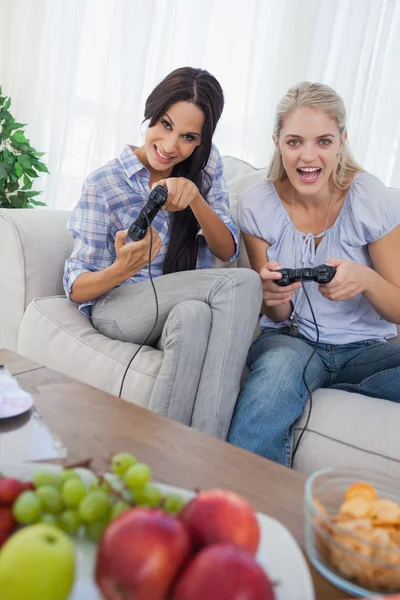 Lachen vrienden spelen van videospellen — Stockfoto