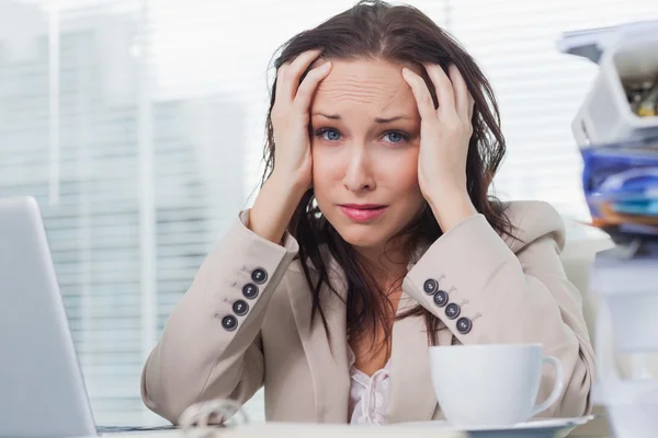 Mujer de negocios desesperada tocándose la frente — Foto de Stock