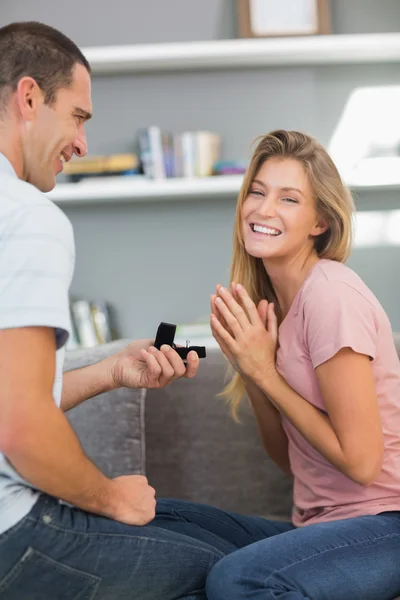 Uomo in ginocchio che si propone alla fidanzata felice — Foto Stock