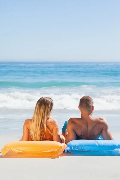 Cute couple in swimsuit taking sun — Stock Photo, Image