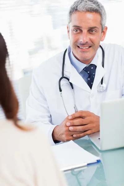 Lekarz rozmawia ze swoim pacjentem — Zdjęcie stockowe