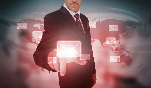 Homme d'affaires en sélectionnant l'interface de messagerie futuriste — Photo