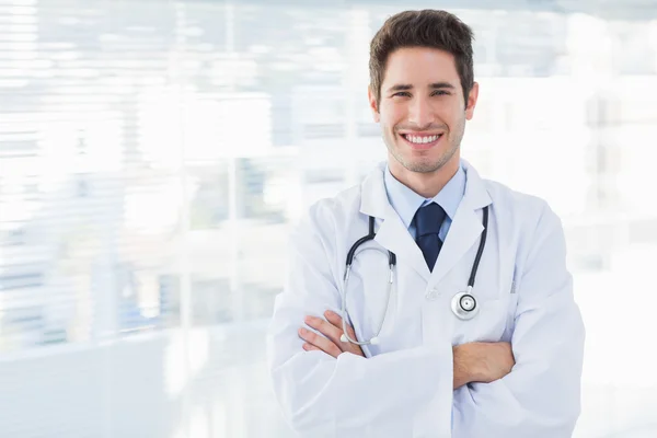 Smiling doctor crossed his arms and looking at camera — Stock Photo, Image