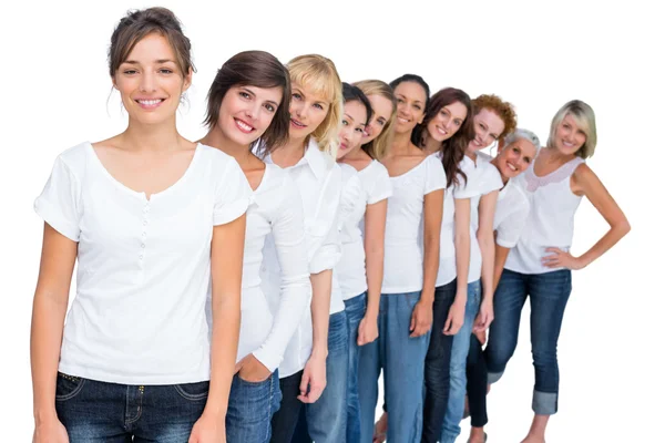 Modelos casuais posando em uma linha olhando para a câmera — Fotografia de Stock