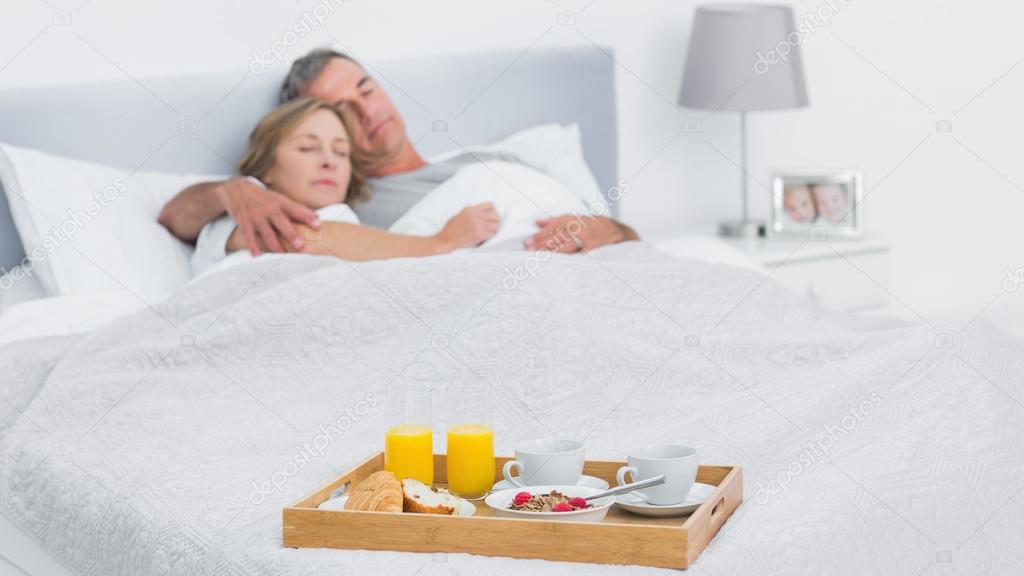 Cift Yatakta Kahvalti Tepsisi Ile Sleeping Stok Fotografcilik C Wavebreakmedia Telifsiz Resim 29451291