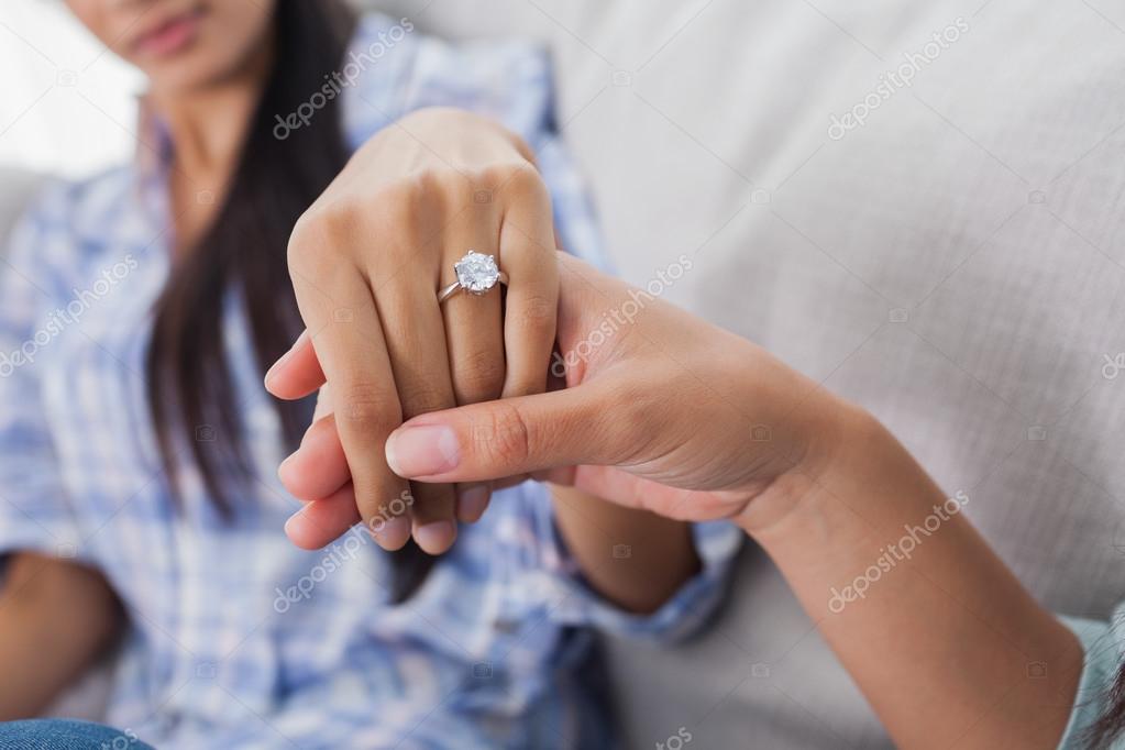 Bague de fiancailles main femme Photo de stock par Wavebreakmedia 29452897