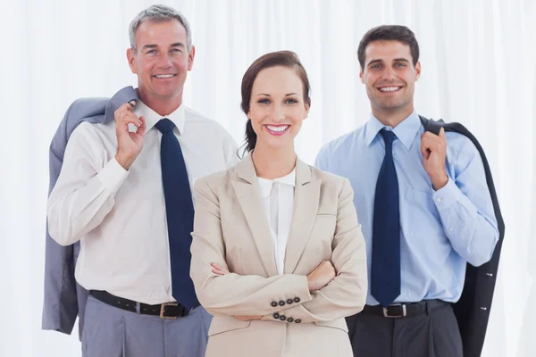 Empresária posando com sua equipe de trabalho — Fotografia de Stock