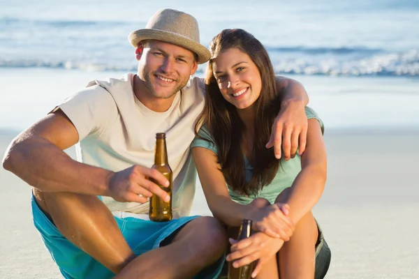 Ler par omfattar samtidigt ta en drink tillsammans — Stockfoto