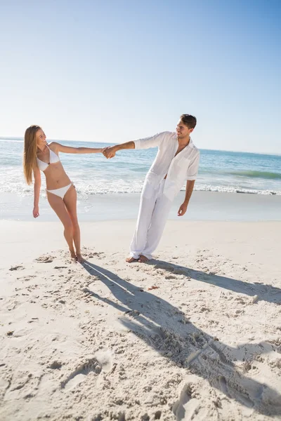 Coppia felice che si tiene per mano e si appoggia a entrambi i lati — Foto Stock