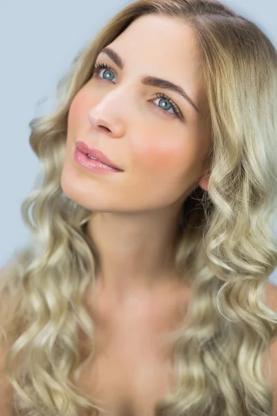 Doordachte prachtige blonde model poseren — Stockfoto