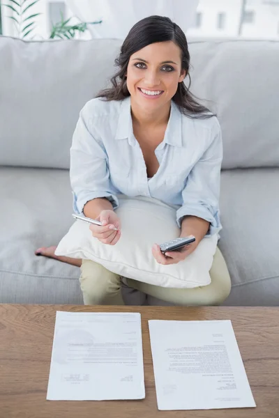 Sonriendo bonita mujer haciendo sus cuentas —  Fotos de Stock