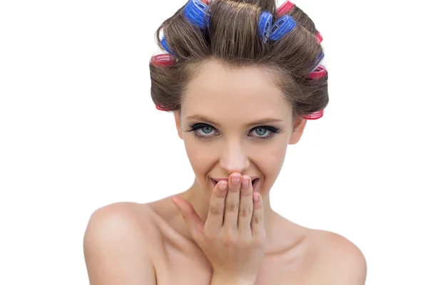 Senhora secreta em rolos de cabelo posando olhando para a câmera — Fotografia de Stock