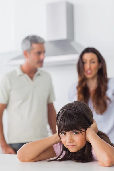 Enojado pareja teniendo disputa delante de su hija — Foto de Stock