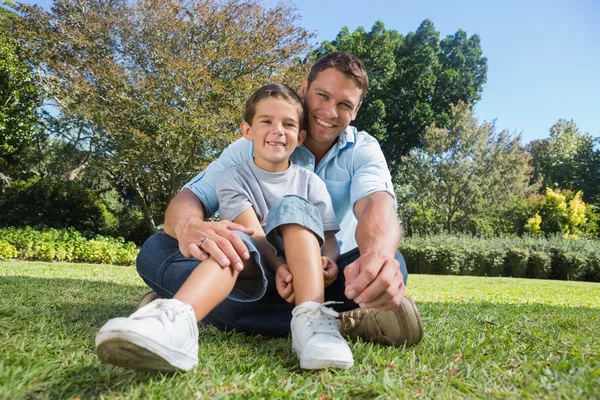 Glad fadern med barnet i en park — Stockfoto