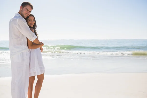 Atractiva pareja abrazando y mirando a la cámara — Foto de Stock