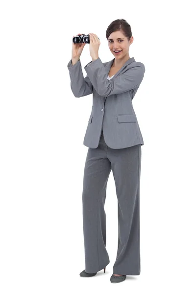 Бізнес-леді позує з біноклями — стокове фото
