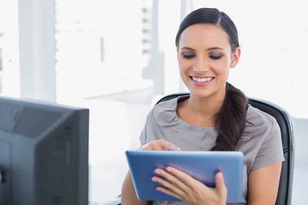 Veselá atraktivní sekretářka na počítači tablet pc — Stock fotografie