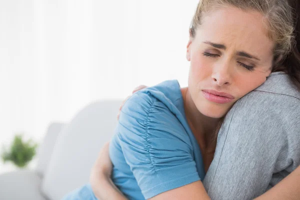 Sconvolto donna essere consolato dal suo amico — Foto Stock