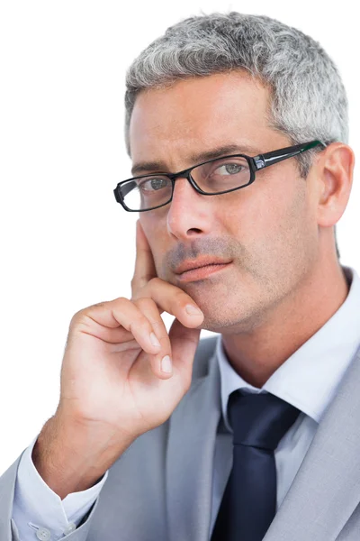 Beau et réfléchi homme d'affaires portant des lunettes — Photo