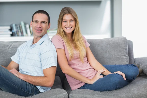 Casal relaxado sentado no sofá juntos — Fotografia de Stock