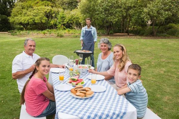 Lächelnde Großfamilie beim Grillen — Stockfoto