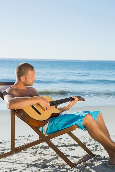 Focado bonito homem dedilhando guitarra — Fotografia de Stock