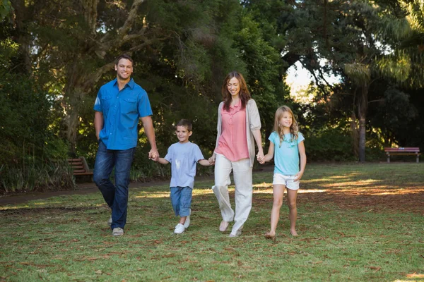 Parents marchant avec leurs deux enfants — Photo