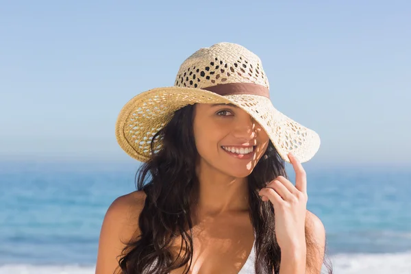 Mulher de cabelos escuros atraente com chapéu de palha posando — Fotografia de Stock