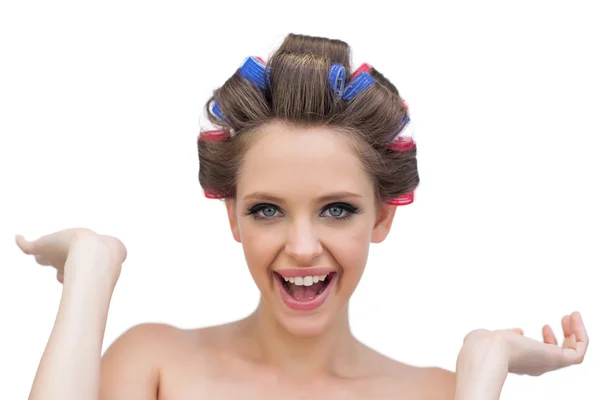 Modelo alegre posando com encrespadores de cabelo — Fotografia de Stock