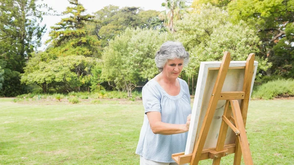 Mujer retirada pacífica pintura sobre lienzo — Foto de Stock