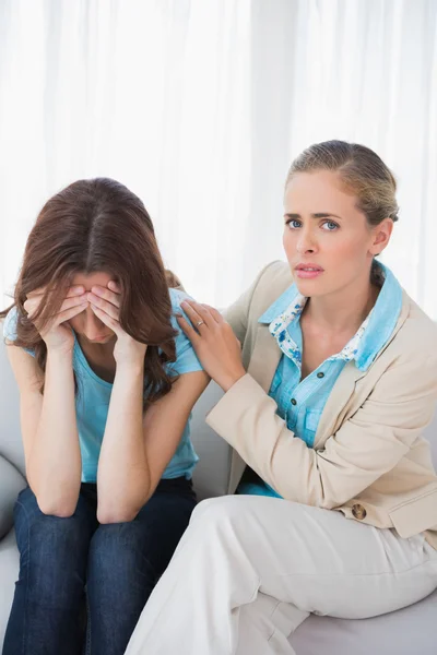 Crying woman with her therapist — Stock Photo, Image