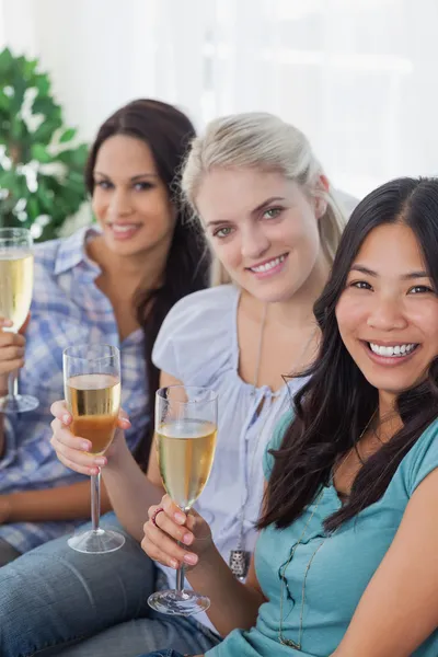 Szczęśliwy przyjaciół ciesząc się białe wino razem patrząc na kamery — Zdjęcie stockowe