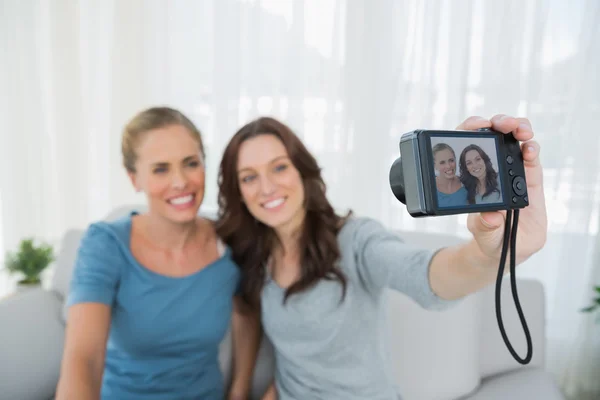 Amigos tomando fotos con la cámara — Foto de Stock