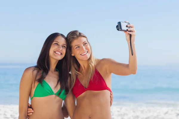 Two attractive friends taking pictures — Stock Photo, Image