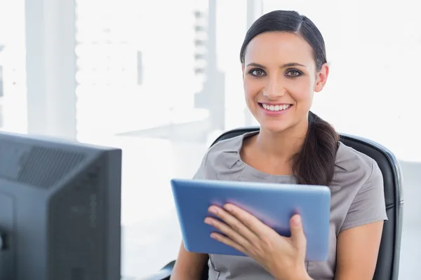 Secretaria atractiva alegre usando tableta pc — Foto de Stock