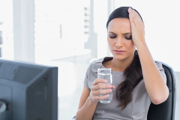 Attraktiva sekreterare med huvudvärk håller vatten och röra han — Stockfoto
