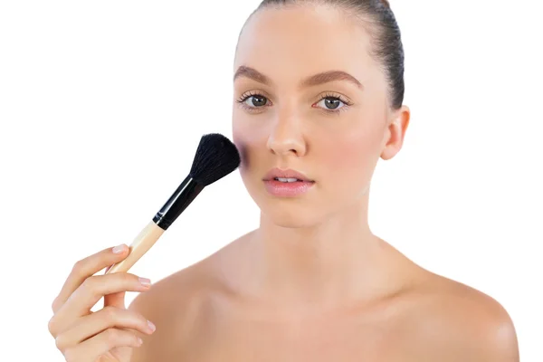 Modelo aplicando pó facial com escova — Fotografia de Stock