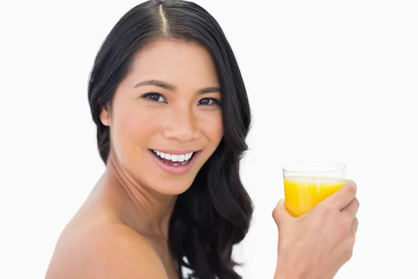 Modelo sensual nua alegre com vidro de suco de laranja — Fotografia de Stock