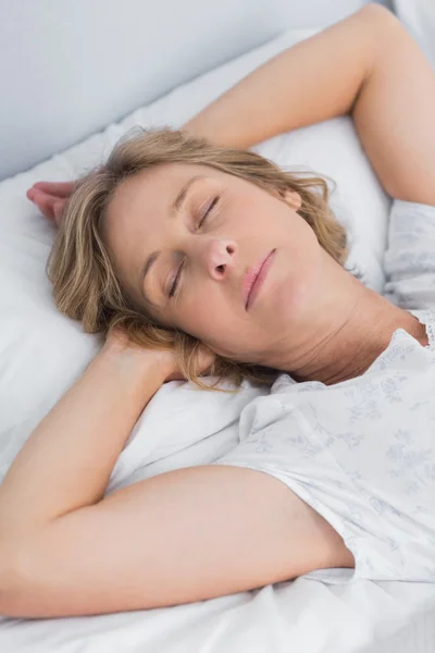 Mujer durmiendo tranquilamente en la cama — Foto de Stock