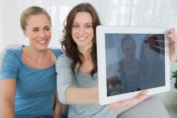 Amigos tirando fotos com computador tablet — Fotografia de Stock