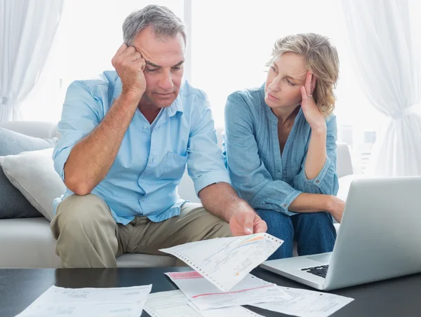 Worried couple using their laptop to pay their bills — Stock Photo, Image