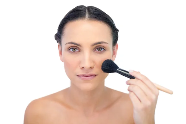 Modelo natural que aplica maquillaje en su cara — Foto de Stock