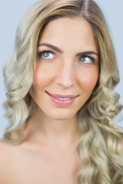 Fundersam naturlig blondin poserar — Stockfoto