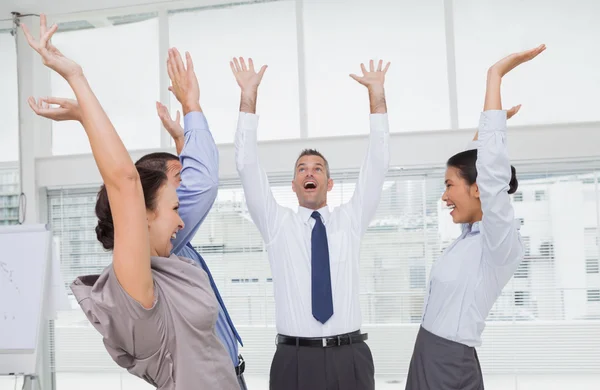 Equipe de trabalho entusiasta aplaudindo juntos — Fotografia de Stock