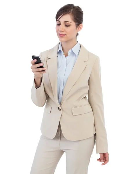 Geschäftsfrau posiert mit Handy — Stockfoto
