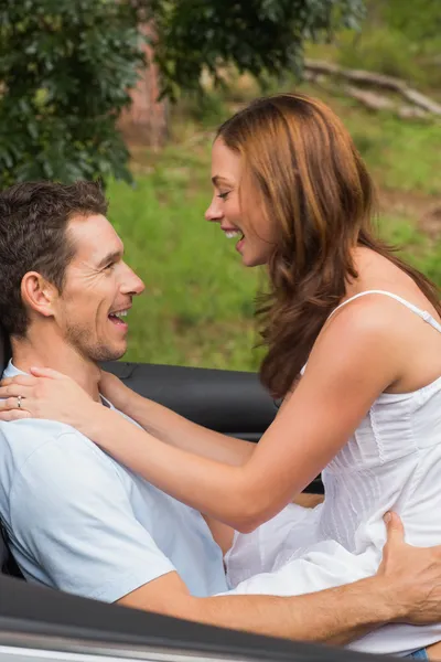 Jong koppel gevoel romantisch in achterbank en lachen — Stockfoto