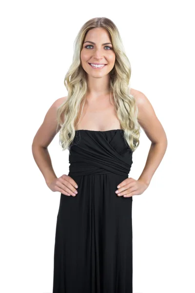 Blonde attrayante souriante avec robe de cocktail noire posant — Photo