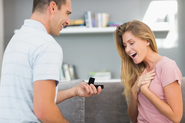 Man op één knie voorstelt aan verrast meisje — Stockfoto